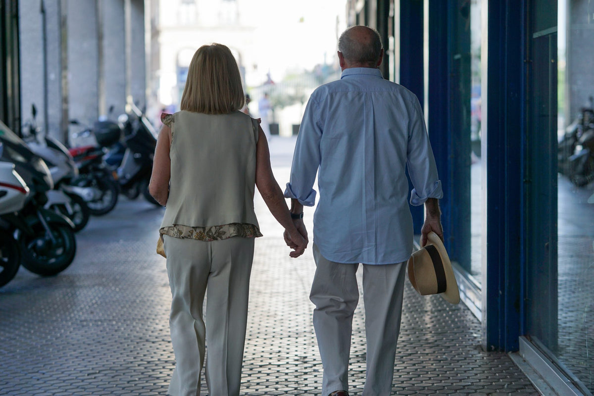 Couple de seniors marchant main dans la main